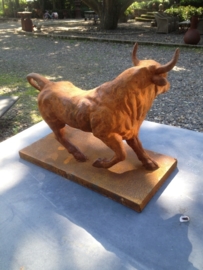 imposant gietijzeren beeld stier bull tuinbeeld of voor binnen ornament tuinornament  roest