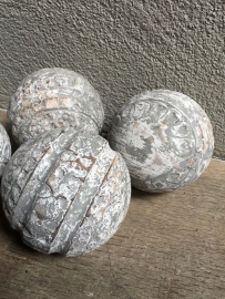 Houten bol vergrijsd wit grijs 9/10 cm greywash bal ballen bollen whitewash decoratie landelijk stoer brocant