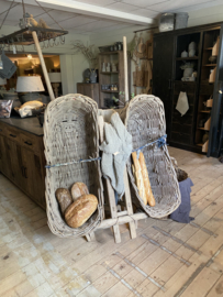 Gave Orginele oude houten kar met 2 vergrijsde manden kruiwagen winkeldisplay bakker bakkerskar winkelkast eye-catcher uniek reclame object