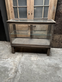 Oude vergrijsd houten toonbank vitrine vitrinekast etalage winkelkast toonkast showkast landelijk stoer sober vintage