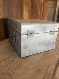 Metalen koffer kist luitcase metaal ijzer industrieel vintage landelijk groot large kistje