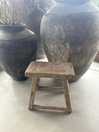 Grote grove vergrijsd houten kruk zadelkruk tafeltje bankje landelijk stoer J118