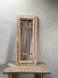 Origineel oud vergrijsd houten kozijn venster paneel 110 x 46 cm Wandpaneel met metalen frame hek hekwerk erin industrieel landelijk hout ijzer