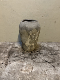Middel grote oude grijs stenen kruik pot grijze mega landelijk olijfpot olijfkruik waterkruik 71 cm hoog 49 cm doorsnede nr 36