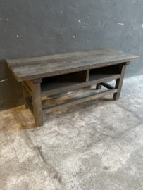 Stoere vergrijsd oud houten salontafel Sidetable met 2 open vakken tvmeubel tvkast televisie kast tafel ladekast ladenkast stoer hout vergrijsde tafel landelijk sober boerentafel