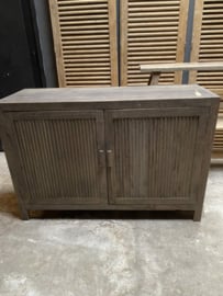 Stoer vergrijsd houten kast kastje 2 deurs commode  landelijk dressoir sideboard