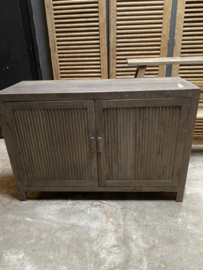Stoer vergrijsd houten kast kastje 2 deurs comode landelijk dressoir sideboard