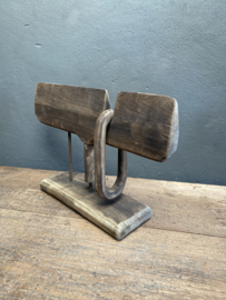 Vergrijsd houten ornament raamdecoratie op standaard landelijk stoer sober nieuw hout metaal