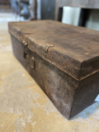 Prachtige doorleefde oude metalen koffer opbergkist box tafeltje landelijk stoer vintage urban industrieel
