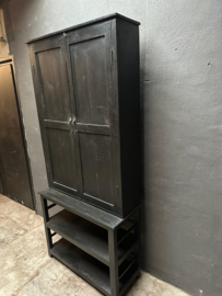 Grote oude zwarte houten kast stoer zwart landelijk vintage 2 deurs deuren legplanken leggedeelte