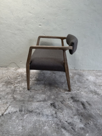 Prachtige vergrijsd houten stoel stoelen met bruine stoffen zitting armleuning fauteuil landelijk