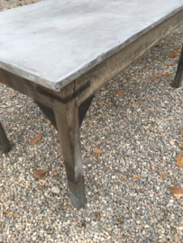 Aura Peeperkorn Enorme grote lange Stoere oude houten tafel bureau buro eettafel sidetable werktafel werkbank kookeiland zinken blad industrieel landelijk stoer grijs grijsbruin metaal hout
