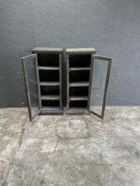 Set van 2 vergrijsd grijs zwart houten Vitrinekastjes keukenkastjes vitrine glaskast keukenkastjes landelijk stoer