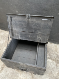 Oude zwart grijze  houten kist dekenkist leger army munitiekist salontafel bijzettafel landelijk stoer robuust industrieel