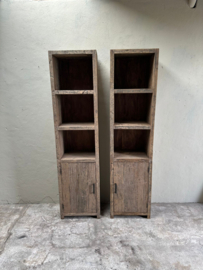 Stoere hoge smalle oude vergrijsd houten kast met deur deurtje linksdraaiend railway truckwood keukenkast landelijk robuust boekenkast 200 x 50 x D36 cm schap handdoeken badkamer keuken rek grof stoer hout