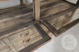 Authentieke oude vergrijsd houten toonbank vitrinekast winkelkast grutterskast kast dressoir sidetable ladekast H104 x 165 x 50 cm landelijk stoer industrieel vintage