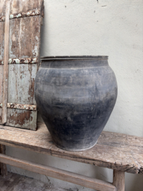 Grote oude grijs stenen kruik H60 X 55 cm pot bruingrijze bruine grijze mega vaas bloempot stoer sober landelijk olijfpot olijfkruik waterkruik