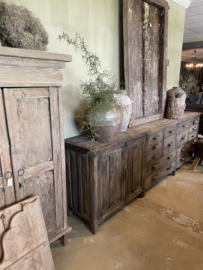Oude vergrijsd doorleefd houten kast dressoir werkbank workmate keukenblok keukeneiland wandmeubel landelijk stoer industrieel vintage 280 cm gezandstraald