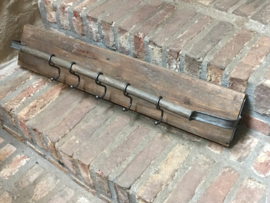 Stoere vergrijsd houten kapstok wandrek wandplank wandkapstok grijs grijze metaal " zinken " stang rail landelijk stoer industrieel vergrijsd hout metaal haken