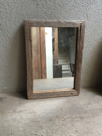 Oud vergrijsd houten lijst met spiegel klein  35 x 26 cm spiegeltje truckwood sloophout nerf landelijk sober stoer industrieel