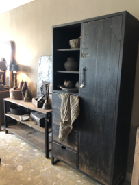 Mooie grote hoge kast zwart ijzer met hout  205 x 100 x 44,5 cm schappen schap open vak vakken  keukenkast zwart hout landelijk stoer industrieel