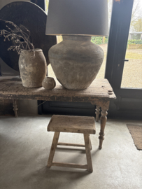 Grote grove vergrijsd houten kruk zadelkruk tafeltje bankje landelijk stoer J118