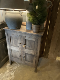 Hele gave oude vergrijsd houten commode wastafelmeubel wasmeubel werkbank kast sidetable dressoir landelijk stoer vintage