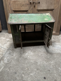 Oud groen metalen kippenhok hondenhok kennel hokje kastje vliegenkast poezenhuis vintage  keukenkastje opzet