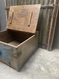 Oude houten kist dekenkist leger army munitiekist salontafel bijzettafel landelijk stoer robuust industrieel met blauwe/groene verfresten