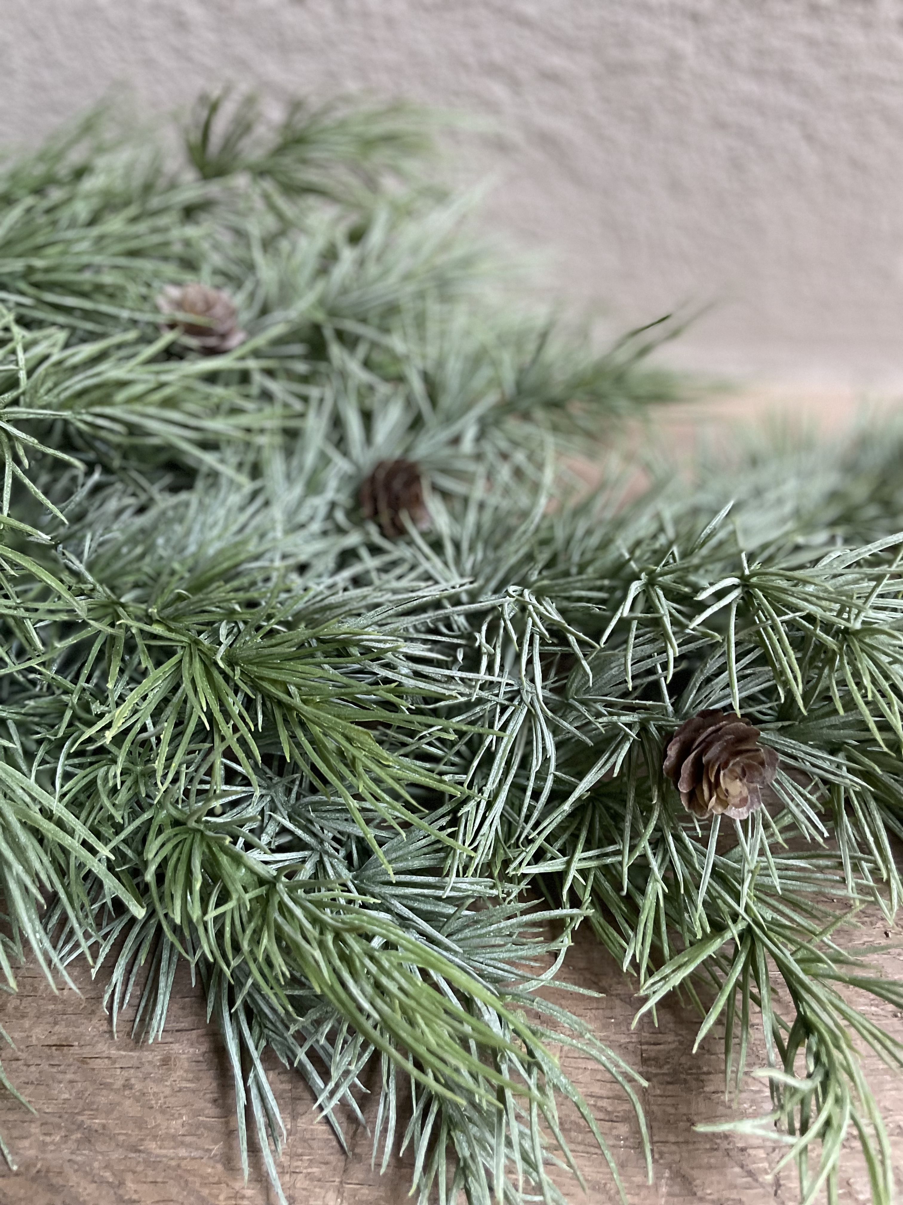 Prachtige grey green grijs groen vergrijsd decoratie tak dennentak guirlande toef winter kerst 80 cm