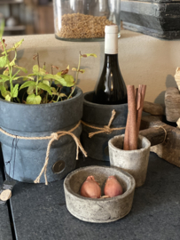 Set van 2 grijze stenen potten bloempotten pot landelijk stoer Brynxz jute touw