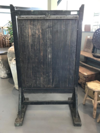 Gaaf origineel groot  houten schoolbord krijtbord op voet staand reclamebord uitzetbord straatbord hardhout zwart kamerscherm roomdivider bord scherm paneel landelijk industrieel vintage