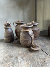 Hele stoere originele oude Nepal potjes met grof jute touw en deksel landelijk stoer doorleefd