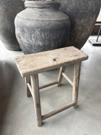 Grote grove vergrijsd houten kruk zadelkruk tafeltje bankje landelijk stoer J124