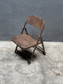 Oud bruin metalen kinder stoeltje stoeltjes school schoolstoeltjes kinderstoelen klapstoel vintage industrieel landelijk stoer urban inklapbaar  bistro