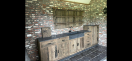 Prachtige rustieke vergrijsd houten landelijke keuken keukenblok buitenkeuken landelijk stoer hardsteen wasbak en blad
