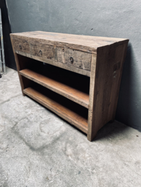 Stoer oud vergrijsd houten sidetable tafel ladekast wastafel wastafelmeubel keukenblok kookeiland grove nerf dressoir sidetable werkbank bureau landelijk stoer robuust vergrijsd hout kookeiland keukeneiland wandmeubel 3 lades