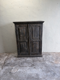 Oud houten dichte kast dicht kastje 2deurs halkastje legplanken vergrijsd origineel oudje landelijk stoer sober