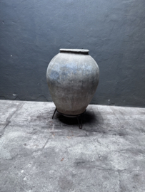 Grote oude grijs stenen kruik pot grijze mega vaas stoer sober landelijk olijfpot olijfkruik waterkruik op statief