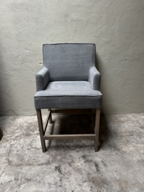 Barkruk met armleuningen houten onderstel en stoffen bekleding