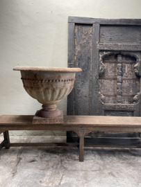 Prachtige vergrijsde grijs bruine vaas tuinvaas tuinpot ijzer metaal louvre groot maat L doorsnede 76 x H63 cm landelijk stoer sober bloempot vaas pot bak
