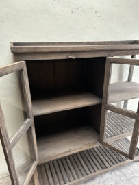 Oud naturel vergrijsd houten kast vitrinekast keukenkast servies winkelkast wandkast wandmeubel landelijk vintage H150 x B140 x D48 cm