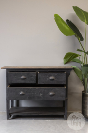 Oud vergrijsd zwart grijs antraciet houten ladekast ladekastje sidetable ladeblok kast landelijk stoer met onderplank vintage