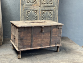 Stoere oude vergrijsd houten kist met metalen details beslag klepkist kistje landelijk stoer industrieel