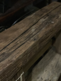 Hele stoere oude grof houten bank bankje bankjes boomstam boomstronk grof landelijk stoer