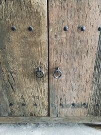 Oud stoer houten kastje kast dressoir 2 deurs 90 cm landelijk oud beslag ringen industrieel wastafelmeubel