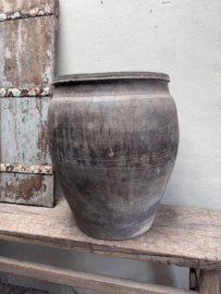 Grote oude grijs stenen kruik H62 X 55 cm pot bruingrijze bruine grijze mega vaas bloempot stoer sober landelijk olijfpot olijfkruik waterkruik