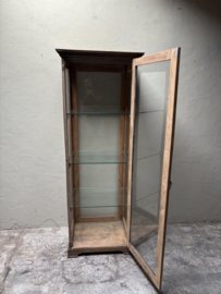 Vergrijsd houten vitrinekast zuil winkelkast 188 x 68 x 54 cm landelijk sober stoer vintage glas glaskast