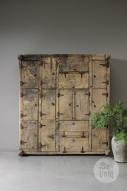 Echte unieke houten grutterskast vakkenkast dichte kast met deurtjes oud beslag 166 x 150 x 43 cm landelijk vintage industrieel