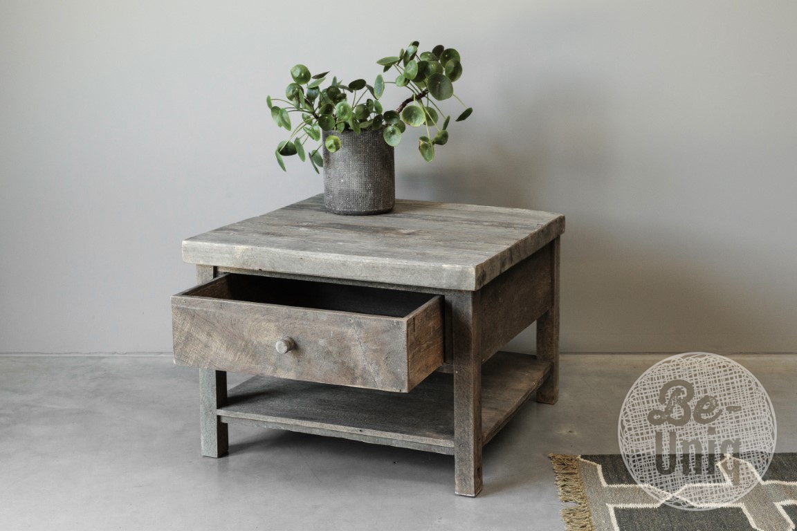 Prachtige degelijke vergrijsd houten vierkante salontafel bijzettafel met lade en onderplank  70 x 70 cm landelijk stoer
